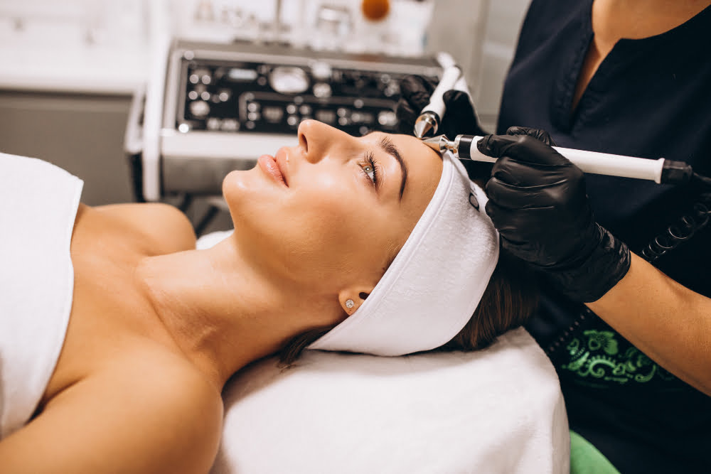 Harmonização facial quanto tempo dura e qual o valor? 4 woman making beauty procedures beauty salon 1