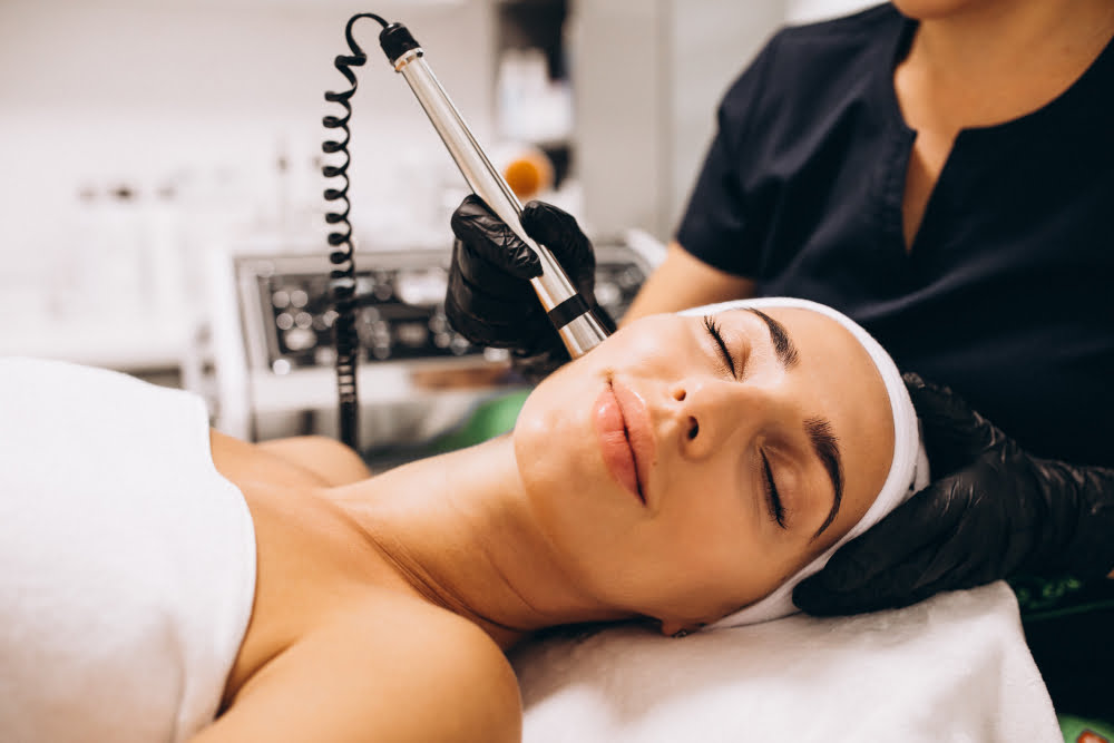 Harmonização facial quanto tempo dura e qual o valor? 2 woman making beauty procedures beauty salon