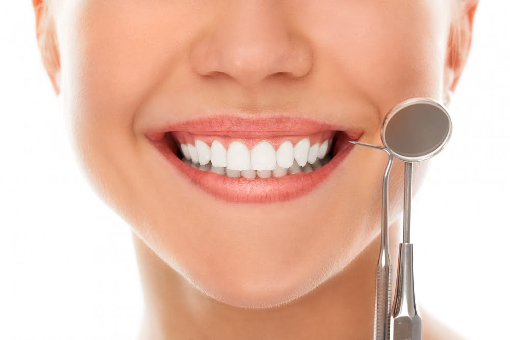 Quais os Procedimentos de Estética para os Dentes mais comuns 3 dentist with smile 1