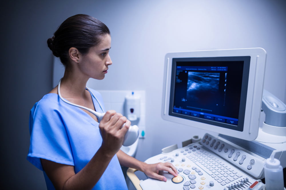 Ultrassom: Tecnologia para Diagnóstico e Tratamento 3 nurse using ultrasonic device